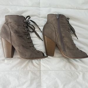 Fioni Tan laced ankle Boots 8.5
